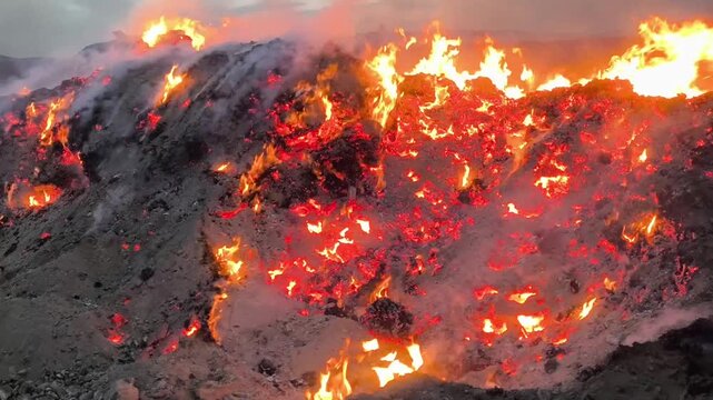 llamas danzantes sobre brasas   de corcho al rojo vivo