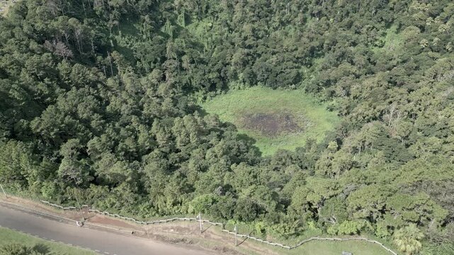 Mauritius - Trou aux Cerfs - backwards view on the crater