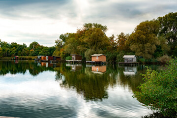 plan d'eau entouré de cabanes de pêche