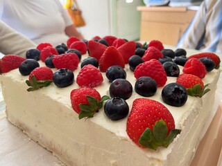 biały tort z truskawkami i borówkami
