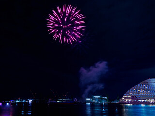 神戸の夜を彩るメリケンパークの花火