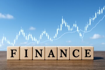 上昇チャートを背景に並ぶFINANCEの文字ブロックが金融市場と経済成長を象徴するビジネスコンセプト