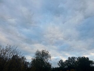 Obraz premium Beautiful Vivid Sky Painted by the Sun Leaving Bright Golden