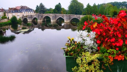 Vieux pont du XIIIe siècle sur la rivière Gartempe à Saint-Savin Vienne France Europe