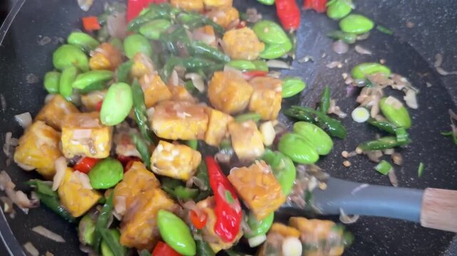 fried chicken with vegetables, soy and petai 