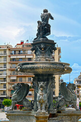 Obraz premium Brunnen auf dem Georgiou-I.-Platz in Patras, Griechenland