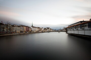 Zürich am frühen Morgen mit ruhiger Limmat