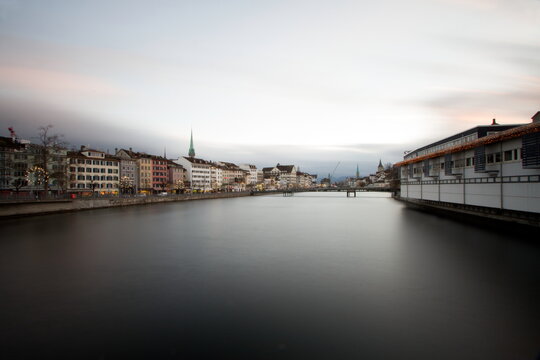 Z&uuml;rich am fr&uuml;hen Morgen mit ruhiger Limmat