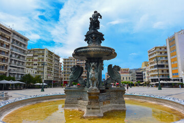 Obraz premium Brunnen auf dem Georgiou-I.-Platz in Patras, Griechenland