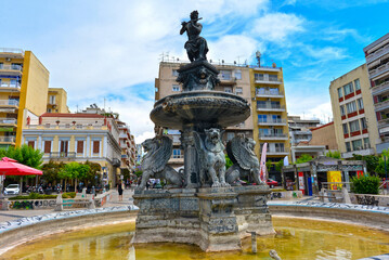 Fototapeta premium Brunnen auf dem Georgiou-I.-Platz in Patras, Griechenland