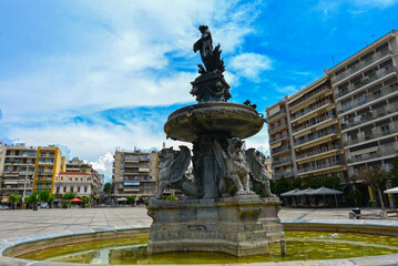 Obraz premium Brunnen auf dem Georgiou-I.-Platz in Patras, Griechenland
