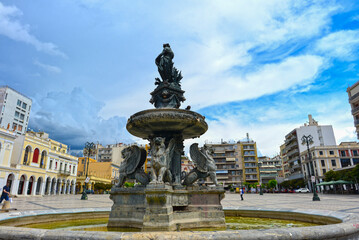 Fototapeta premium Brunnen auf dem Georgiou-I.-Platz in Patras, Griechenland