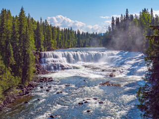 Dawson falls, one of the seven waterfalls in Wells Gray Provincial Park. This waterfall is also known as Little Niagara Falls. The waterfall is 20 meters high and no less than 90 meters wide.