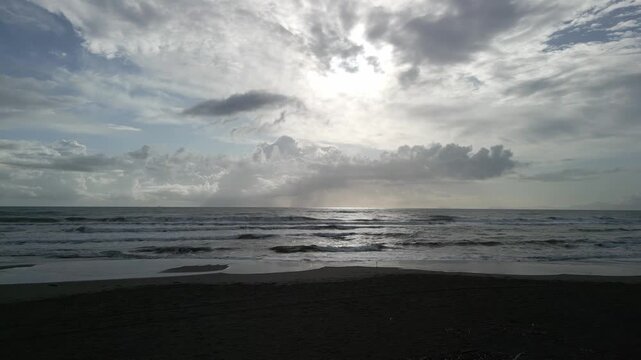 drone, vista su onde del mare sul bagnasciuga