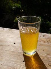 Ein Glas Apfelwein in der Sonne: Geripptes mit Schoppen im Freien - Gastronomie und Kultur in Hessen