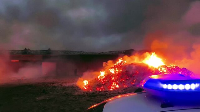 Escena de incendio con llamas y fuerzas de seguridad
