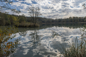 Vue sur le lac de Virieu en automne. C'est un lac à Virieu-le-Grand dans le département de l'Ain en France. Nature, calme, reflet