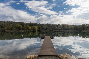 Vue sur le lac de Virieu en automne. C'est un lac à Virieu-le-Grand dans le département de l'Ain en France. Nature, calme, reflet