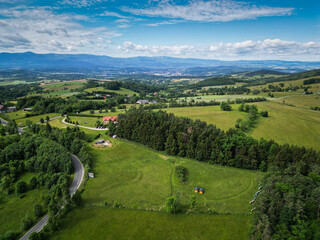 Dom z pięknym ogrodem w letniej scenerii. Zadbana zieleń, kwiaty i przestrzeń do relaksu tworzą harmonijną całość. Ujęcie podkreśla spokój, estetykę i komfort życia w otoczeniu natury — idealne połącz © Freshfanpage