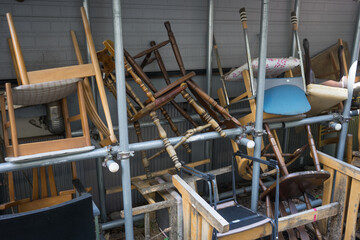 廃棄されてまとめられた椅子