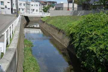 都会の川と橋の風景