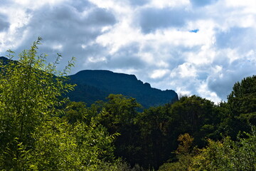 Obraz premium Highway 105, between Boone and Linville, offers spectacular views of the Grandfather Mountain profile in the Blue Ridge Mountains.