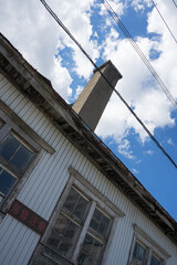 古い煙突と青い空