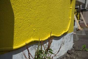 黄色にペイントされた壁