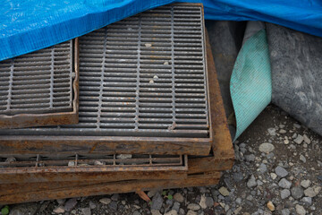 錆びた鉄製の排水溝