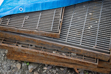 錆びた鉄製の排水溝