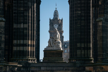 Fototapeta premium Edinburgh, UK - 12 April 2025. Scott Monument in Edinburgh framed by columns, showcasing its architectural beauty and historic significance.