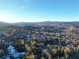 Dom z pięknym ogrodem w letniej scenerii. Zadbana zieleń, kwiaty i przestrzeń do relaksu tworzą harmonijną całość. Ujęcie podkreśla spokój, estetykę i komfort życia w otoczeniu natury — idealne połącz © Freshfanpage