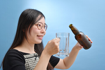 ジョッキにビールを注ぐ若い日本人女性