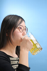 ジョッキでビールを飲む若い日本人女性