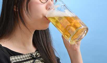 ジョッキでビールを飲む若い日本人女性