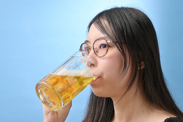 ジョッキでビールを飲む若い日本人女性