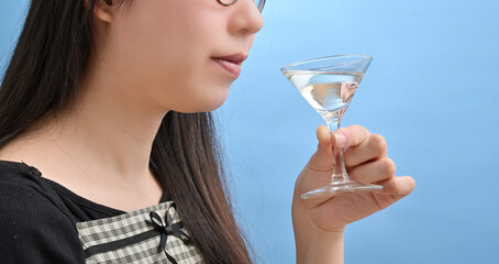 女性が持つカクテルグラス