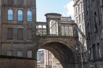 Fototapeta premium Edinburgh, UK - 13 April 2025. Regent Bridge in Edinburgh, Scotland, showcasing neoclassical architecture and urban heritage.