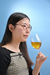 白ワインを飲む若い日本人女性