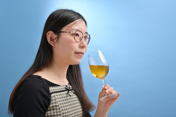 白ワインを飲む若い日本人女性