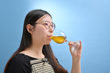 白ワインを飲む若い日本人女性