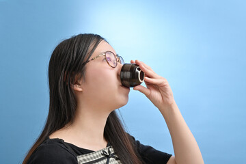 日本酒を飲む若い日本人女性