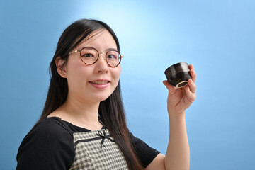 日本酒を飲む若い日本人女性