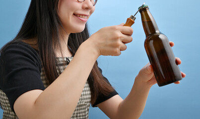 ビンビールの栓を開ける若い日本人女性