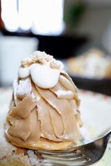 カフェで味わう濃厚モンブラン。秋のデザートタイム。