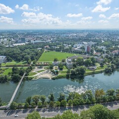 Obraz premium Die oberbayeriche Großstadt Ingolstadt aus der Vogelperspektive, Blick über die Donau zum Klenzepark