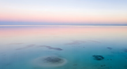 Obraz premium Peaceful Water Surface with Pastel Colors in the Sky