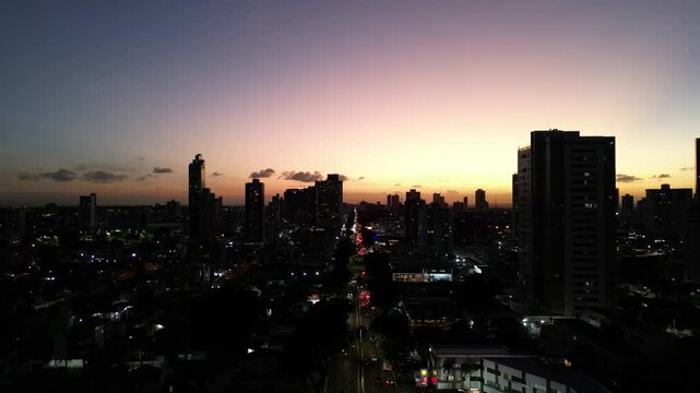 POR DO SOL EM JO&Atilde;O PESSOA MOSTRANDO PREDIO E VARIOS CARROS PASSANDO NA ESTRADA EM CENARIO LINDO DE SE VER (SUNSET IN JO&Atilde;O PESSOA SHOWING A BUILDING AND SEVERAL CARS PASSING ON THE ROAD IN A BEAUTIFUL 