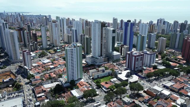 CIDADE DE JO&Atilde;O PESSOA COM VARIOS PREDIO E O DRONE PASSEANDO ENTRE ELA EM UMA CAPTAL LINDA E INOVADORA (CITY OF JO&Atilde;O PESSOA WITH SEVERAL BUILDINGS AND THE DRONE WALKING BETWEEN THEM IN A BEAUTIFUL AND)