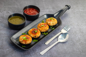 Juicy chicken cheese kebab made with tender minced chicken, stuffed with melted cheese, grilled to perfection, and served hot with mint chutney.
